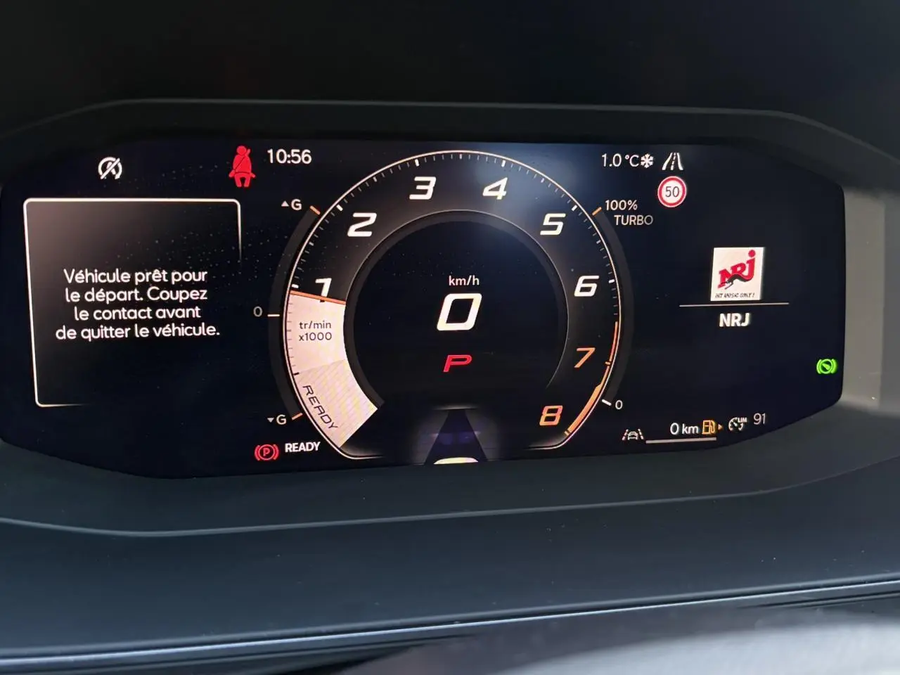 Affichage numérique du tableau de bord de la CUPRA Leon 2025, montrant le compte-tours et les alertes de conduite.