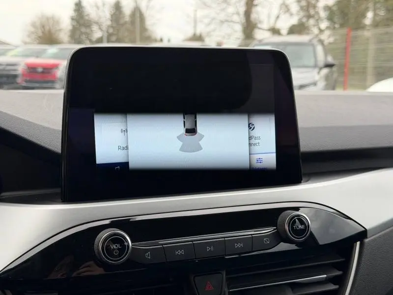 Écran central tactile du Ford Kuga 2024 1.5 EcoBoost Titanium, vue intérieure du tableau de bord en plan rapproché.