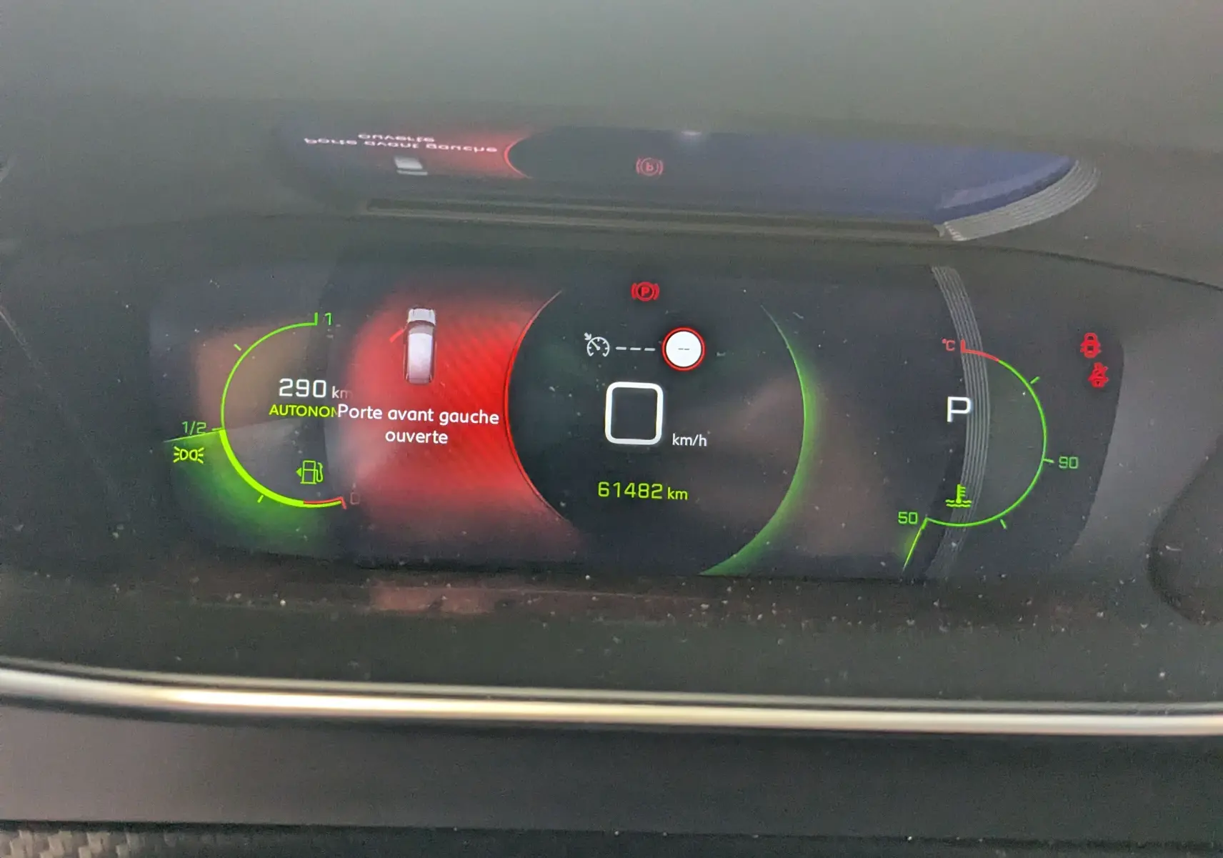 Tableau de bord numérique du Peugeot 2008 2022, affichant porte avant gauche ouverte et compteur à 61 482 km.