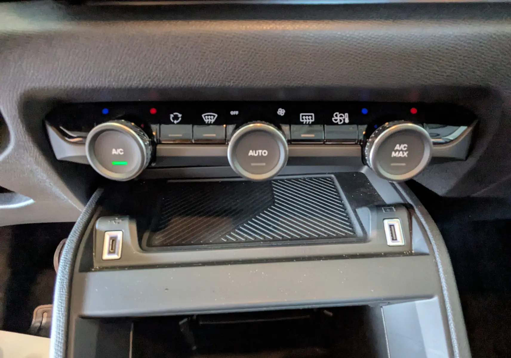 Gros plan sur la console centrale de la Citroën C4 Hybrid 145 E-DCS6 Plus 2025, montrant les commandes de climatisation automatique.