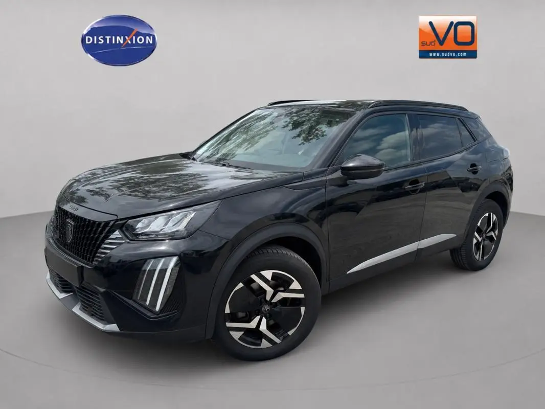 Peugeot 2008 Hybrid noir en 3/4 avant droit, avec barres de toit et jantes alliage 17 pouces distinctives.