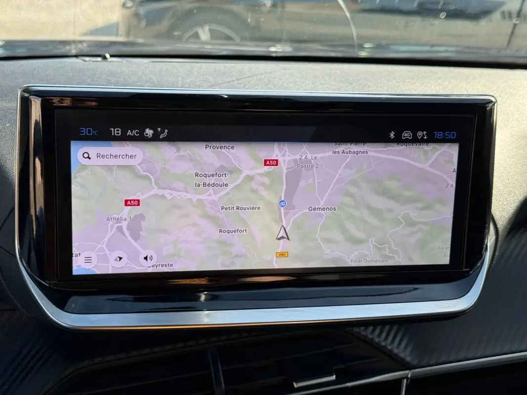 Écran tactile du tableau de bord du Peugeot 2008 Hybrid 136 Allure, affichant une carte de navigation.