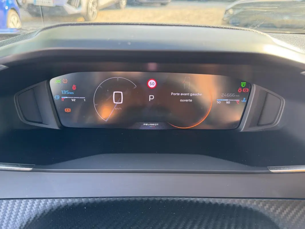 Vue rapprochée du cockpit numérique du Peugeot 2008 Hybrid noir, affichant la vitesse à 0 km/h et porte avant gauche ouverte.