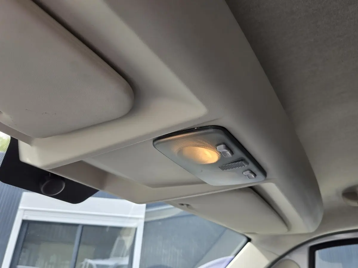 Vue intérieure du plafonnier avant allumé du Fiat Ducato Fourgon blanc 2023, version MH2 3T 120ch Easy Pro.