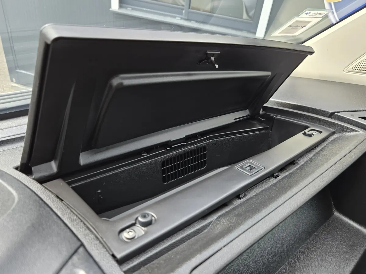 Vue rapprochée du compartiment de surélévation de cabine noir ouvert à l'intérieur du Fiat Ducato Fourgon blanc.