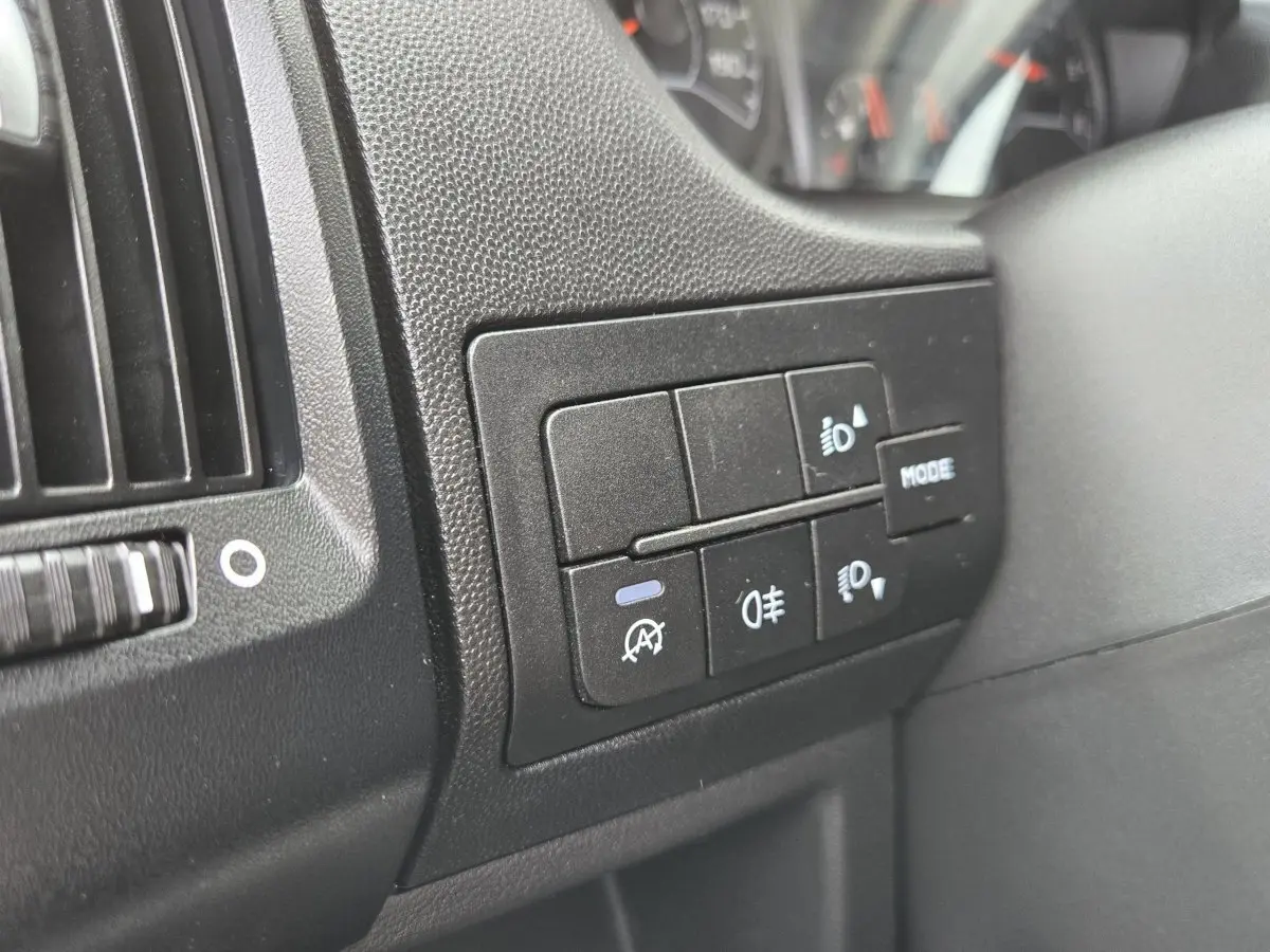 Détail des commandes d’éclairage et mode sur le tableau de bord noir du Fiat Ducato Fourgon 2023.