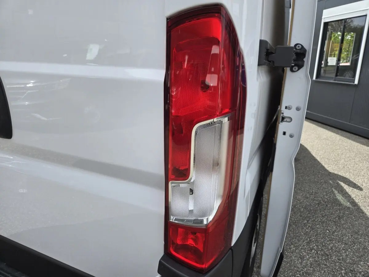 Gros plan sur le feu arrière droit blanc du FIAT Ducato Fourgon MH2 3T 120ch Easy Pro 2023 avec porte arrière ouverte.