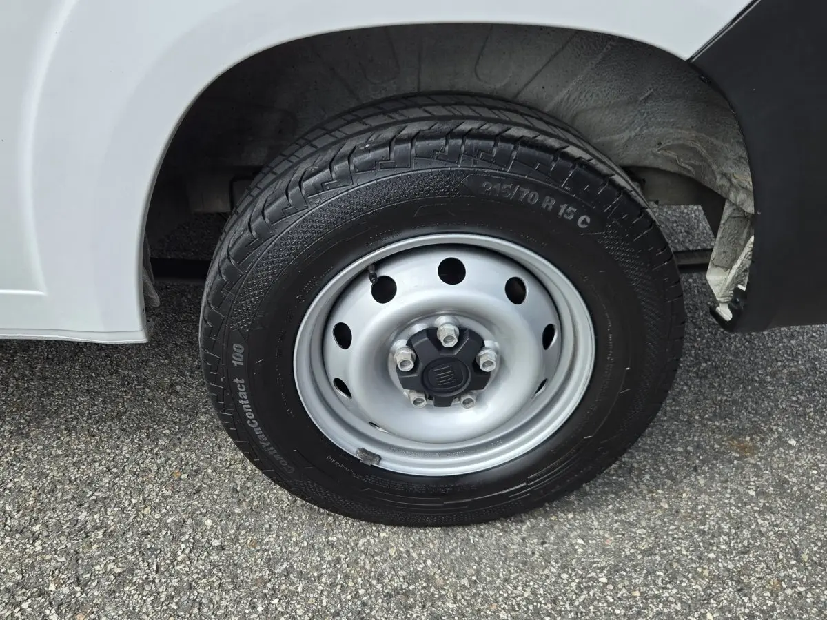 Gros plan sur la roue avant droite du FIAT Ducato Fourgon blanc, avec jante acier et pneu noir visible.