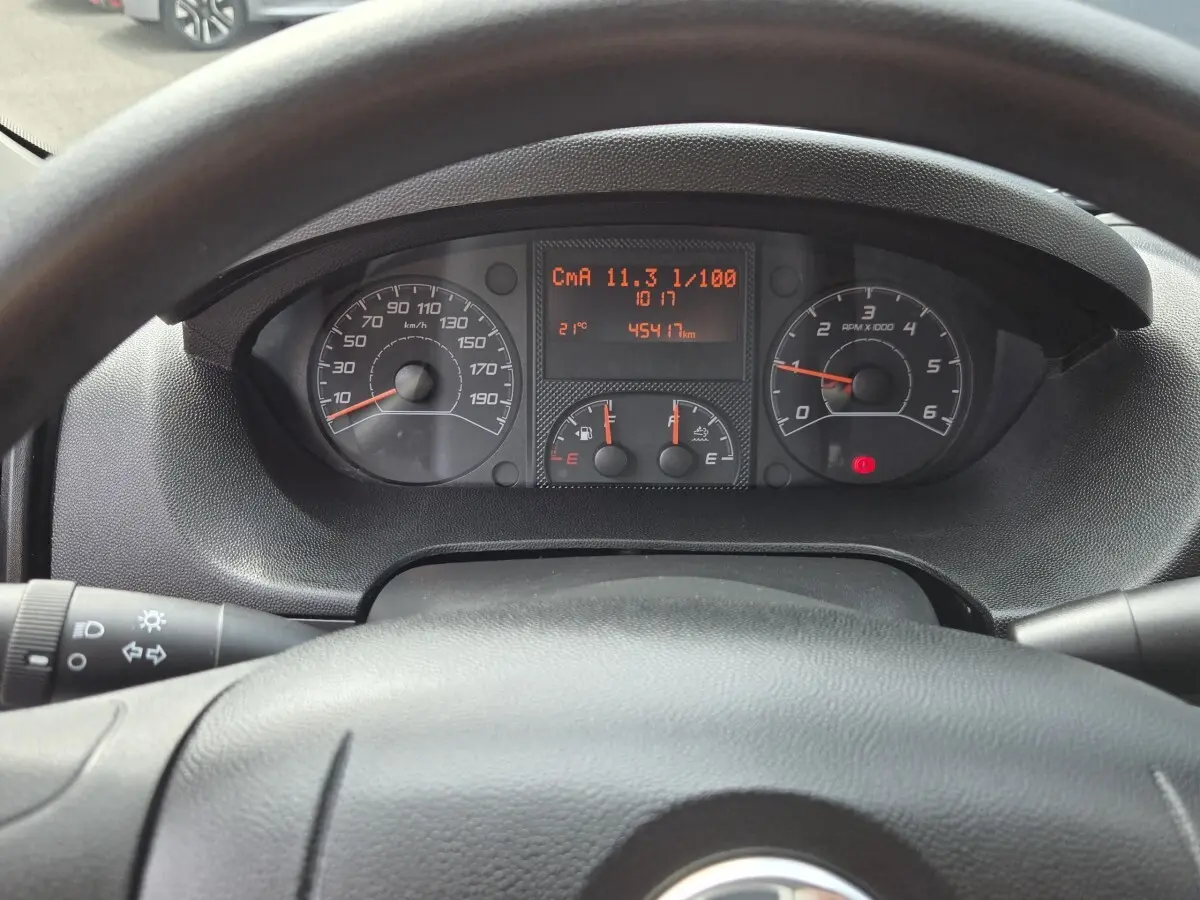 Vue intérieure centrée sur le tableau de bord et le compteur du Fiat Ducato Fourgon 2023, volant noir visible.