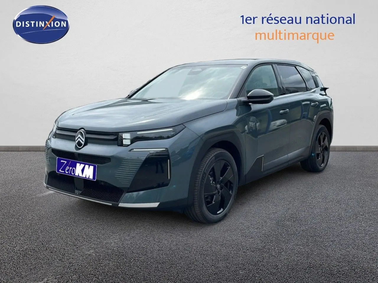 Vue 3/4 avant du Citroën C5 Aircross 2026 en vert Astoria métallisé avec jantes noires et signature lumineuse distinctive.