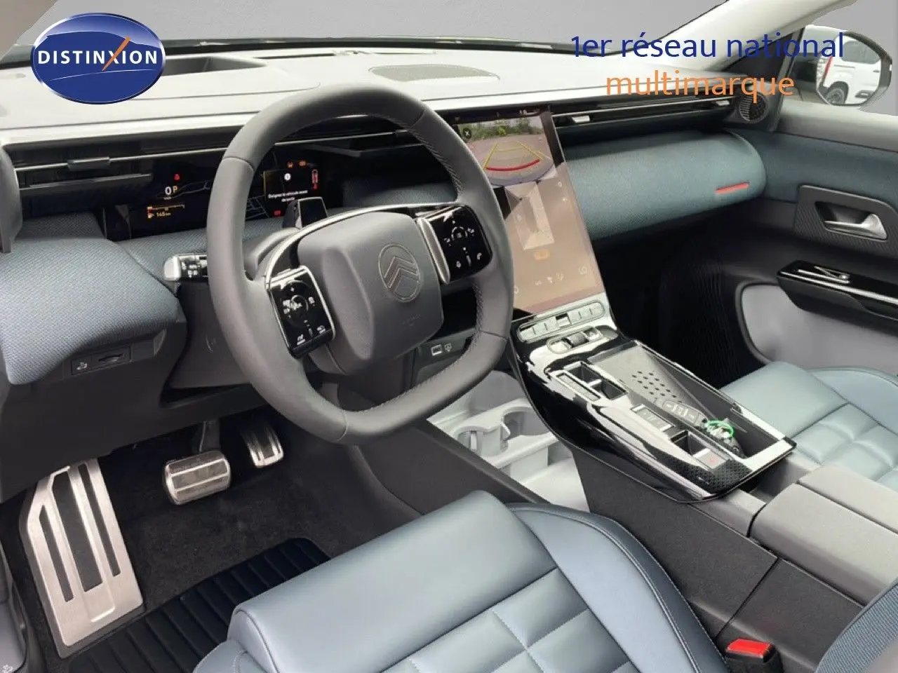 Intérieur du Citroën C5 Aircross 2026, vue côté conducteur, tableau de bord moderne avec écran tactile vertical et sièges gris clair.