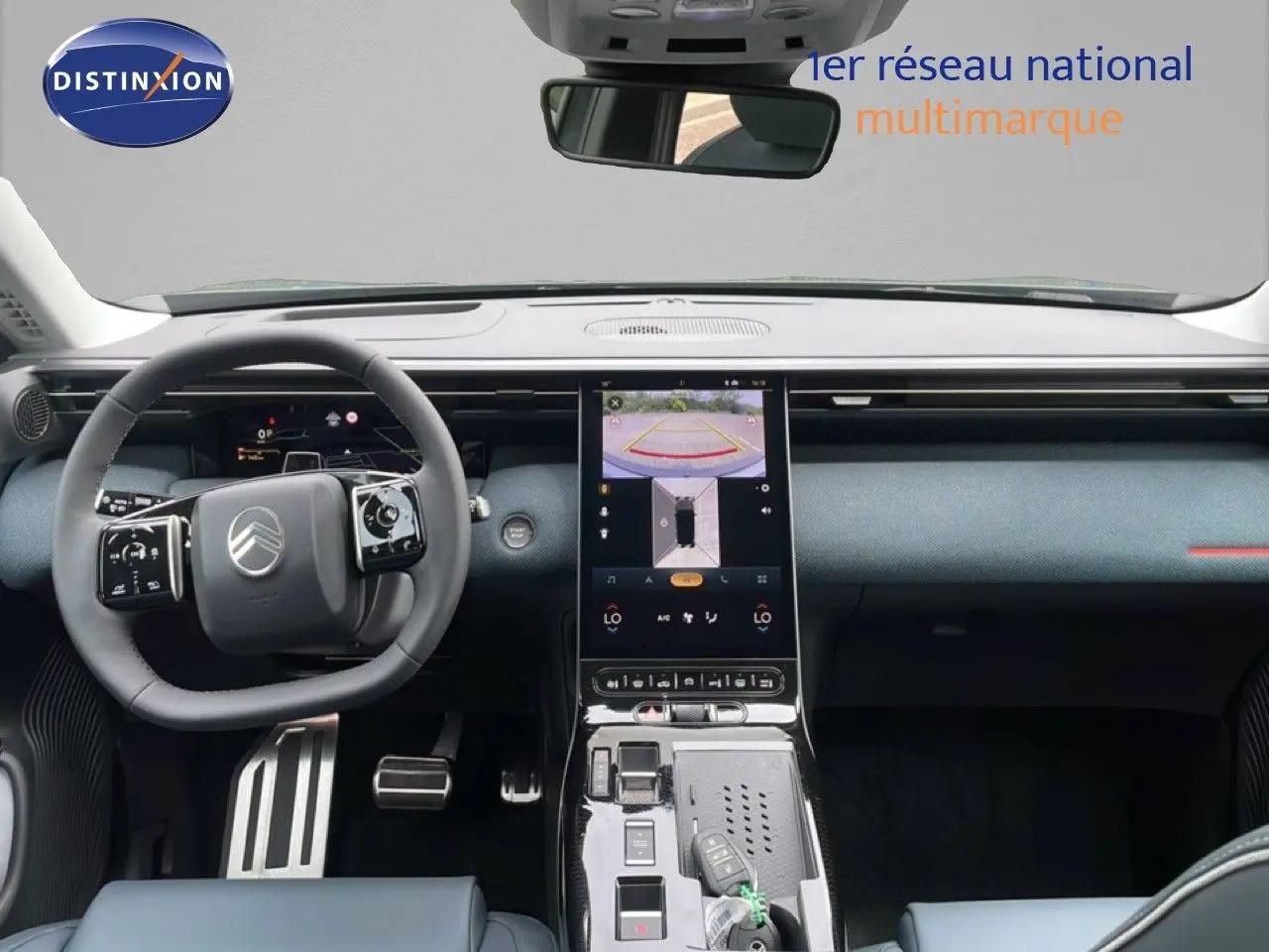 Vue intérieure avant du Citroën C5 Aircross 2026, tableau de bord moderne avec écran central tactile et volant multifonction.