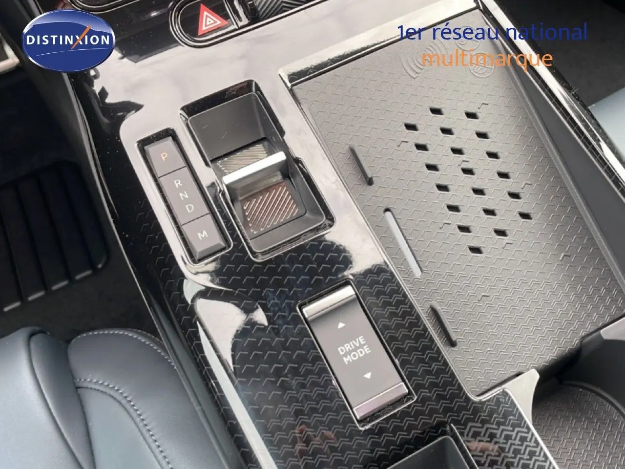 Gros plan sur la console centrale noire brillante du Citroën C5 Aircross 1.2 Hybrid, avec commandes de boîte auto et mode de conduite.