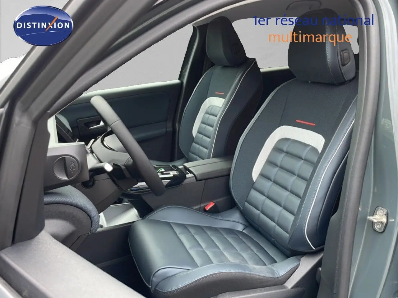 Vue intérieure côté conducteur du Citroën C5 Aircross 2026, sièges en cuir et tissu gris noir avec surpiqûres blanches.