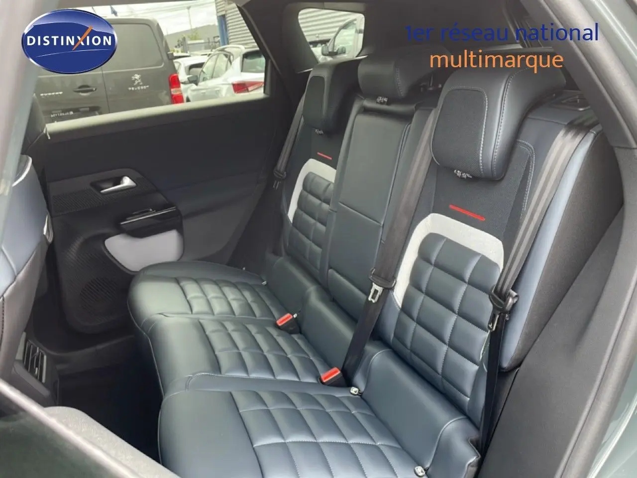 Vue intérieure côté gauche des sièges arrière en cuir noir et tissu gris du Citroën C5 Aircross 2026 vert Astoria.
