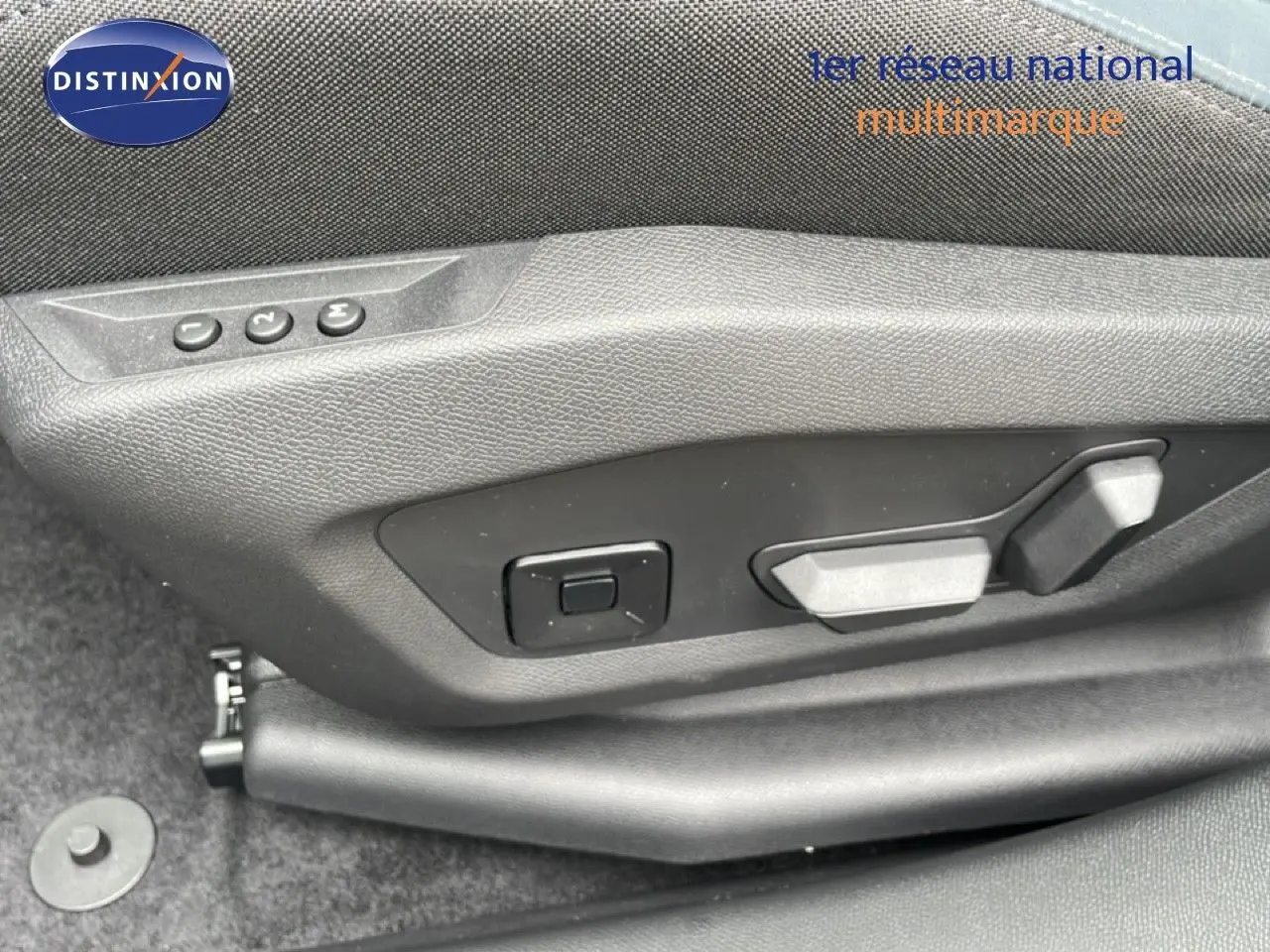 Détail des commandes électriques du siège conducteur sur Citroën C5 Aircross 1.2 Hybrid 145ch, finition 2026, intérieur gris noir.