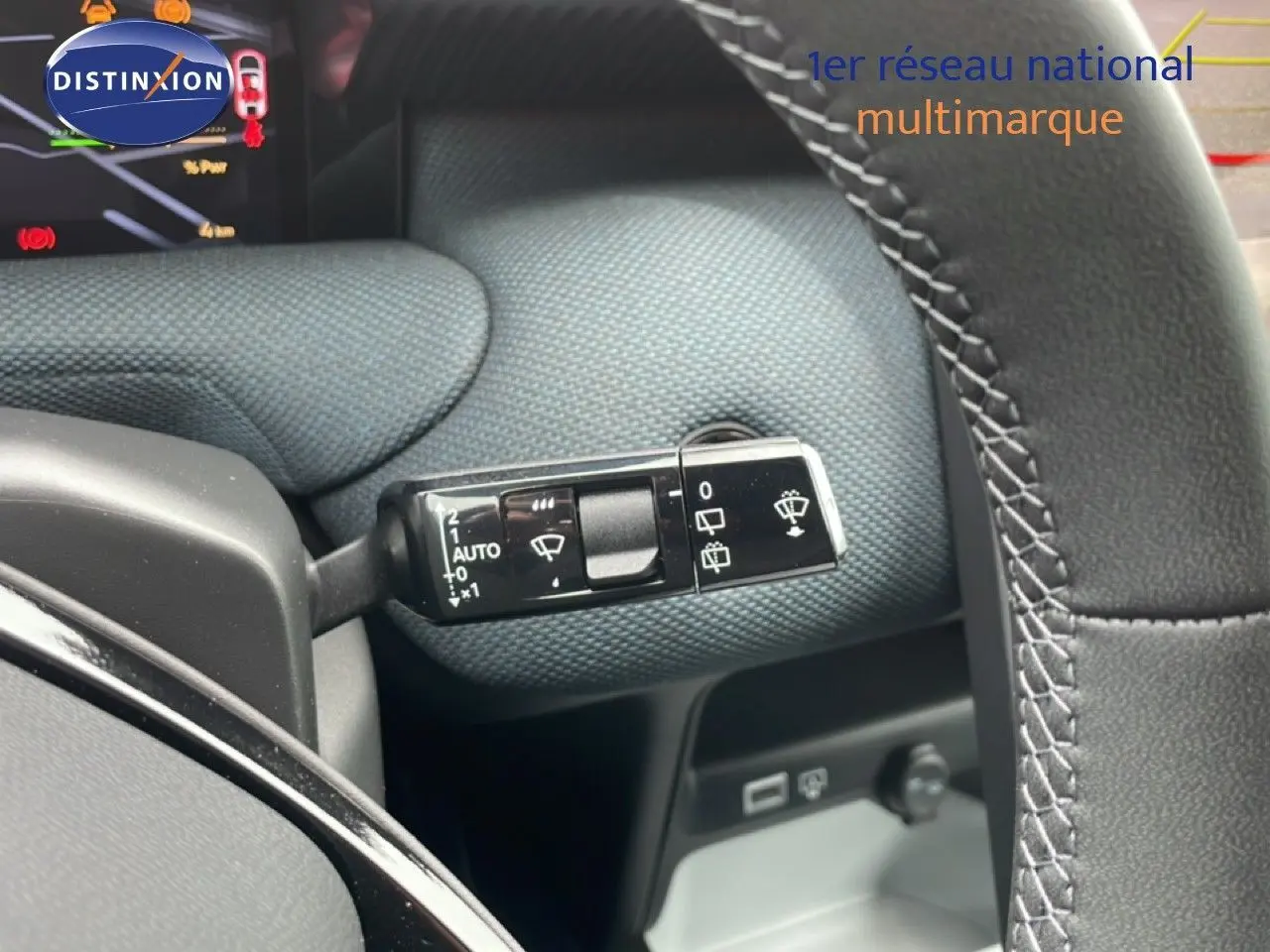 Gros plan sur la commande d’essuie-glace à gauche du volant en cuir noir du Citroën C5 Aircross 2026.