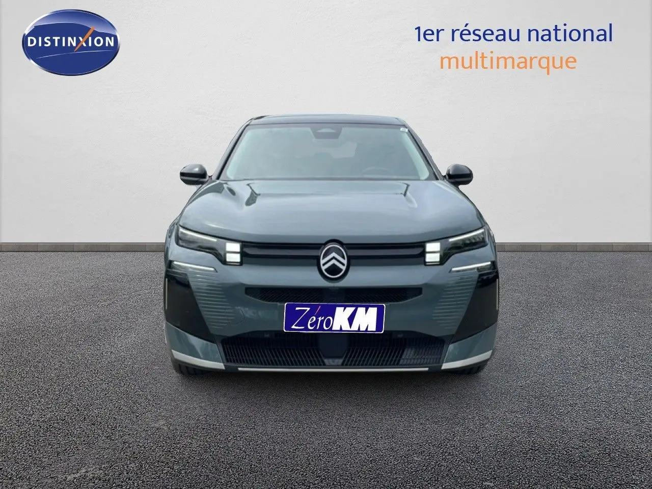 Vue frontale d'un Citroën C5 Aircross 2026 vert Astoria métallisé avec calandre et phares LED distinctifs.