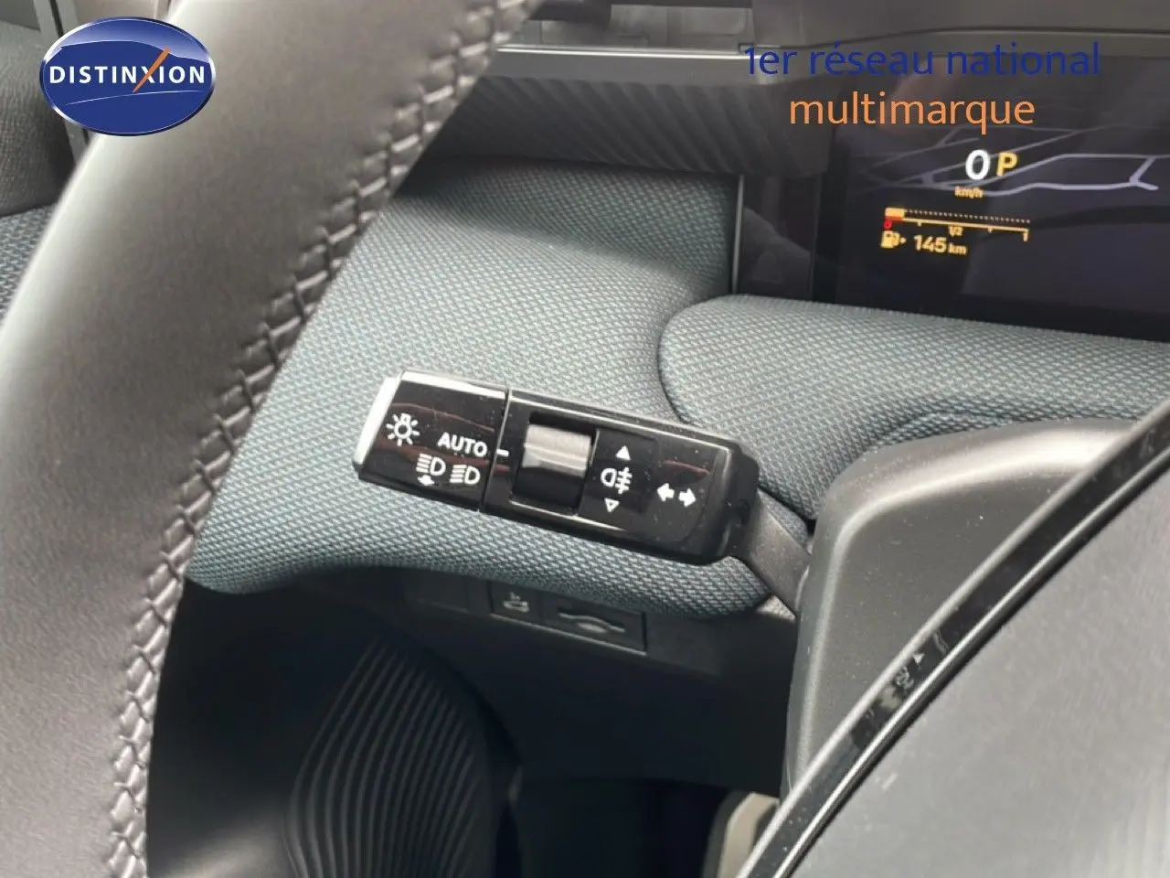 Gros plan sur la commande des phares et clignotants dans l’habitacle gris-bleu du Citroën C5 Aircross hybride 2026.