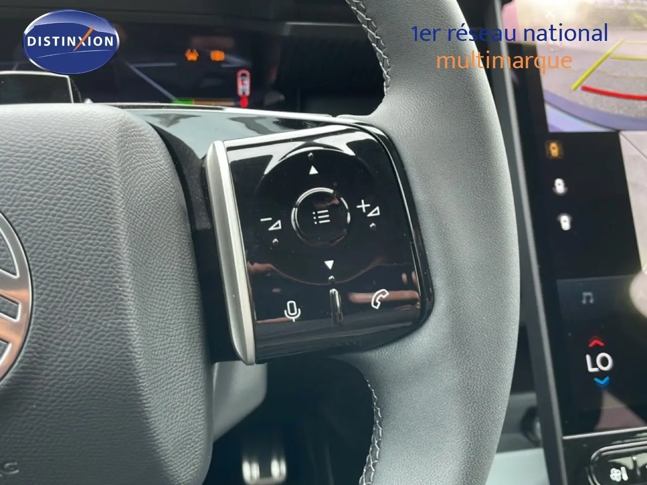 Gros plan sur la commande gauche du volant gris noir du Citroën C5 Aircross 2026, avec écran tactile en arrière-plan.