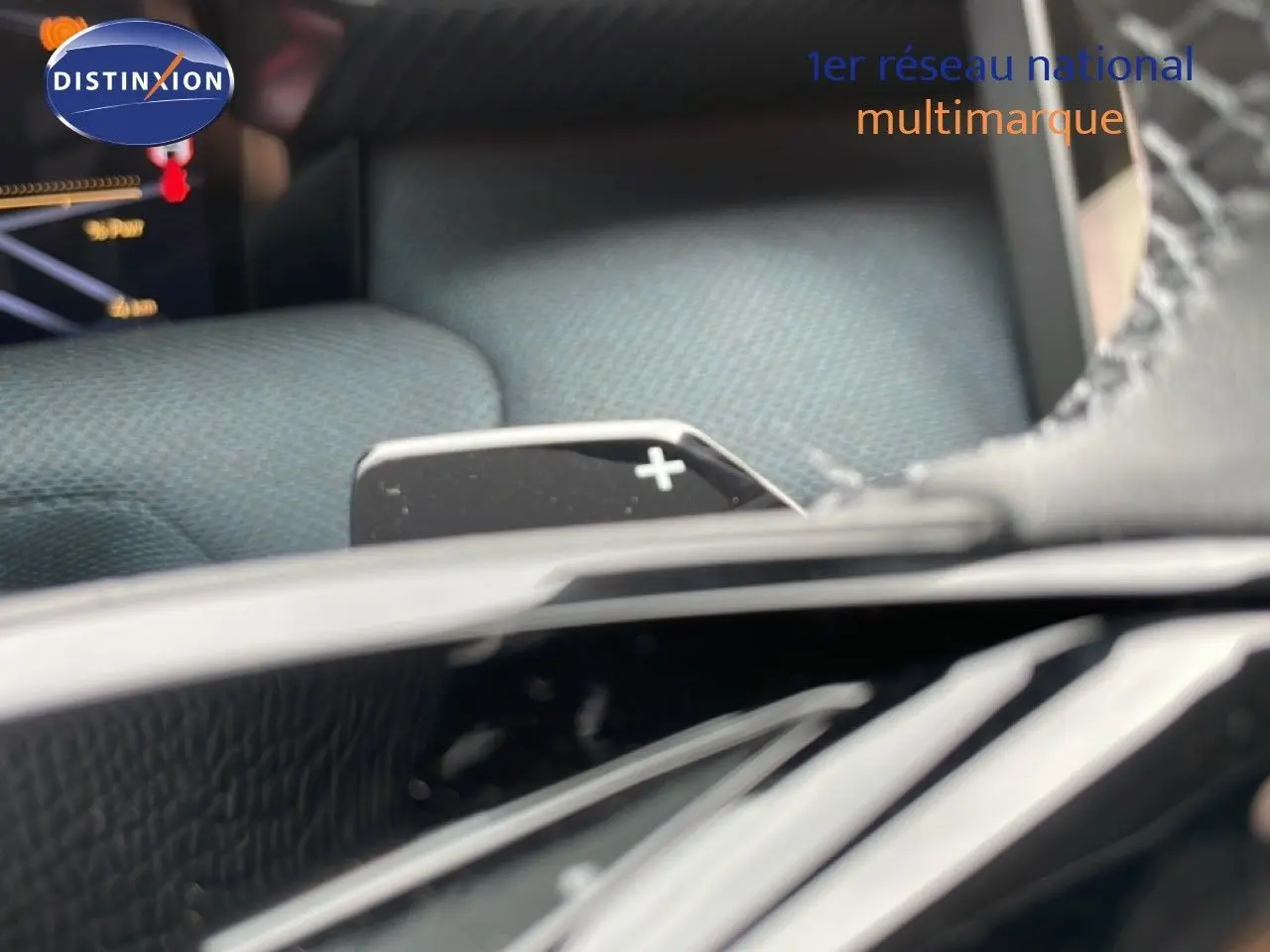 Gros plan sur la palette de changement de vitesse côté droit dans l'habitacle du Citroën C5 Aircross 2026 vert Astoria Metal.