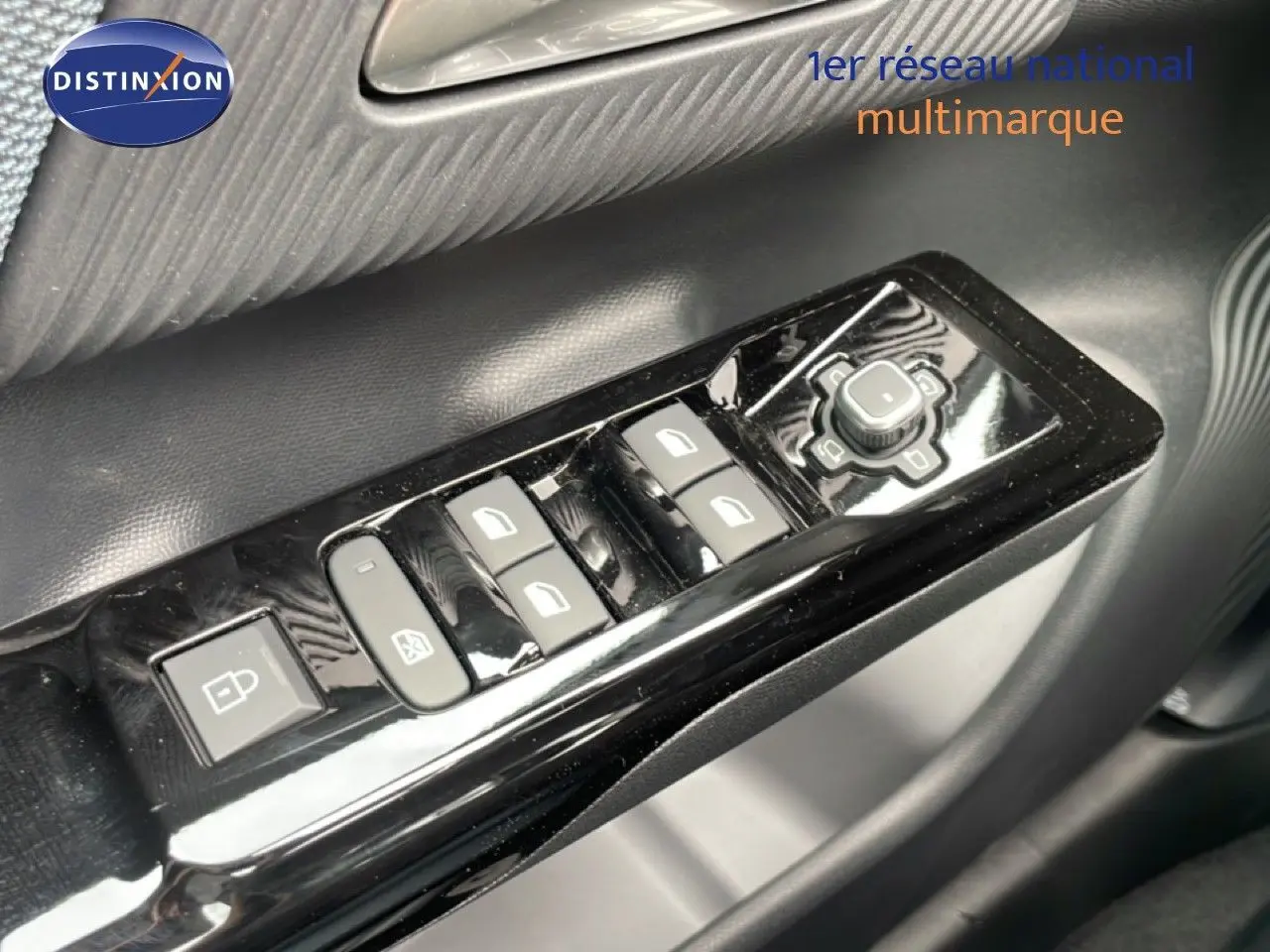 Gros plan sur les commandes de lève-vitres et réglage des rétroviseurs côté conducteur du Citroën C5 Aircross 2026.