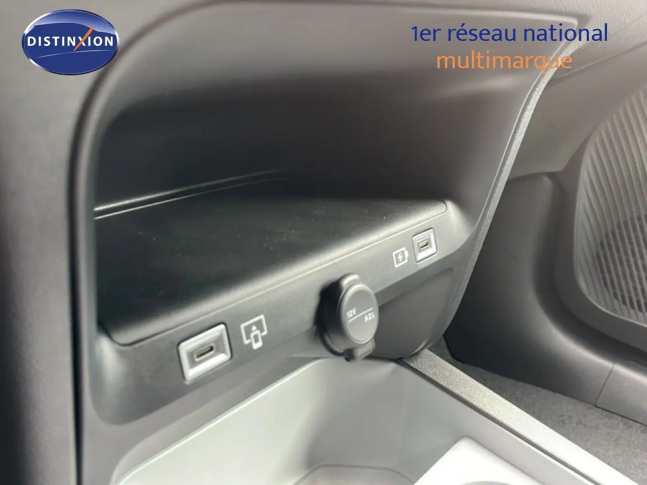 Gros plan sur la console centrale côté passager du Citroën C5 Aircross 2026, montrant prises USB et prise 12V.