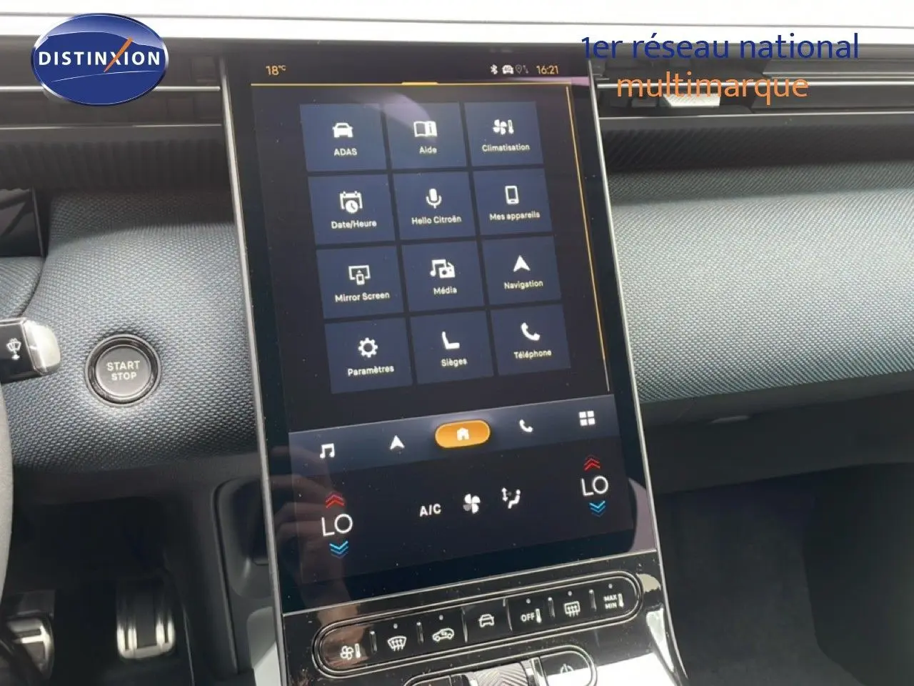 Vue rapprochée de la console centrale tactile du Citroën C5 Aircross 2026, intérieur gris noir moderne.