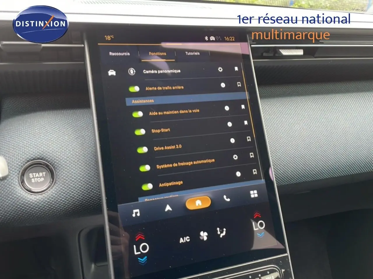 Vue intérieure centrée sur l'écran tactile du tableau de bord du Citroën C5 Aircross 2026, finition hybride.