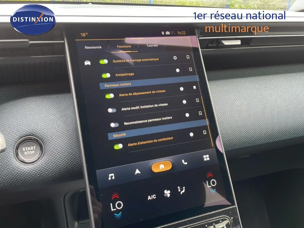 Vue rapprochée de l’écran tactile central du tableau de bord du Citroën C5 Aircross 1.2 Hybrid 145ch, affichant les réglages d’aide à la conduite.