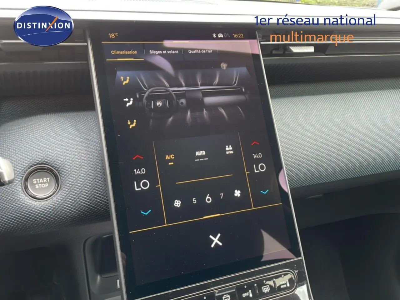 Écran tactile central de la Citroën C5 Aircross 1.2 Hybrid 145ch, affichant les réglages de climatisation, intérieur gris noir.