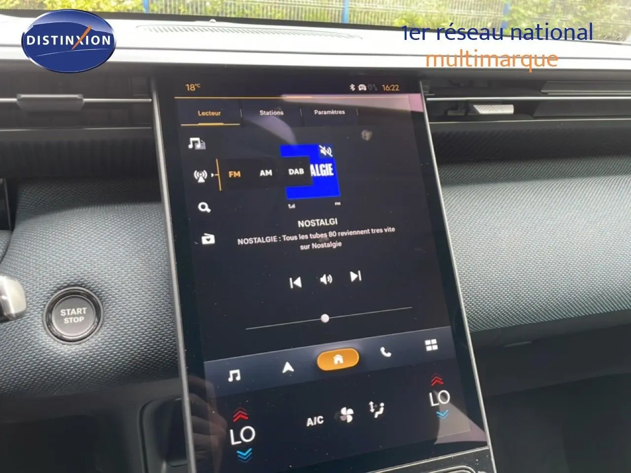 Vue intérieure centrée sur l’écran tactile du tableau de bord du Citroën C5 Aircross 2026, finition gris noir.