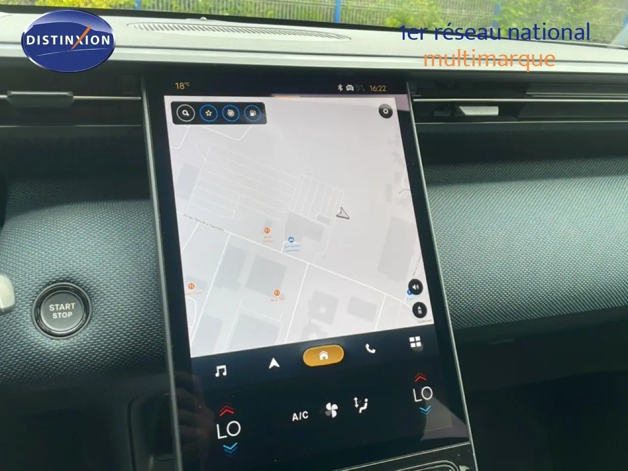 Intérieur du Citroën C5 Aircross 2026, vue sur l'écran tactile central avec navigation et commandes climatisation.