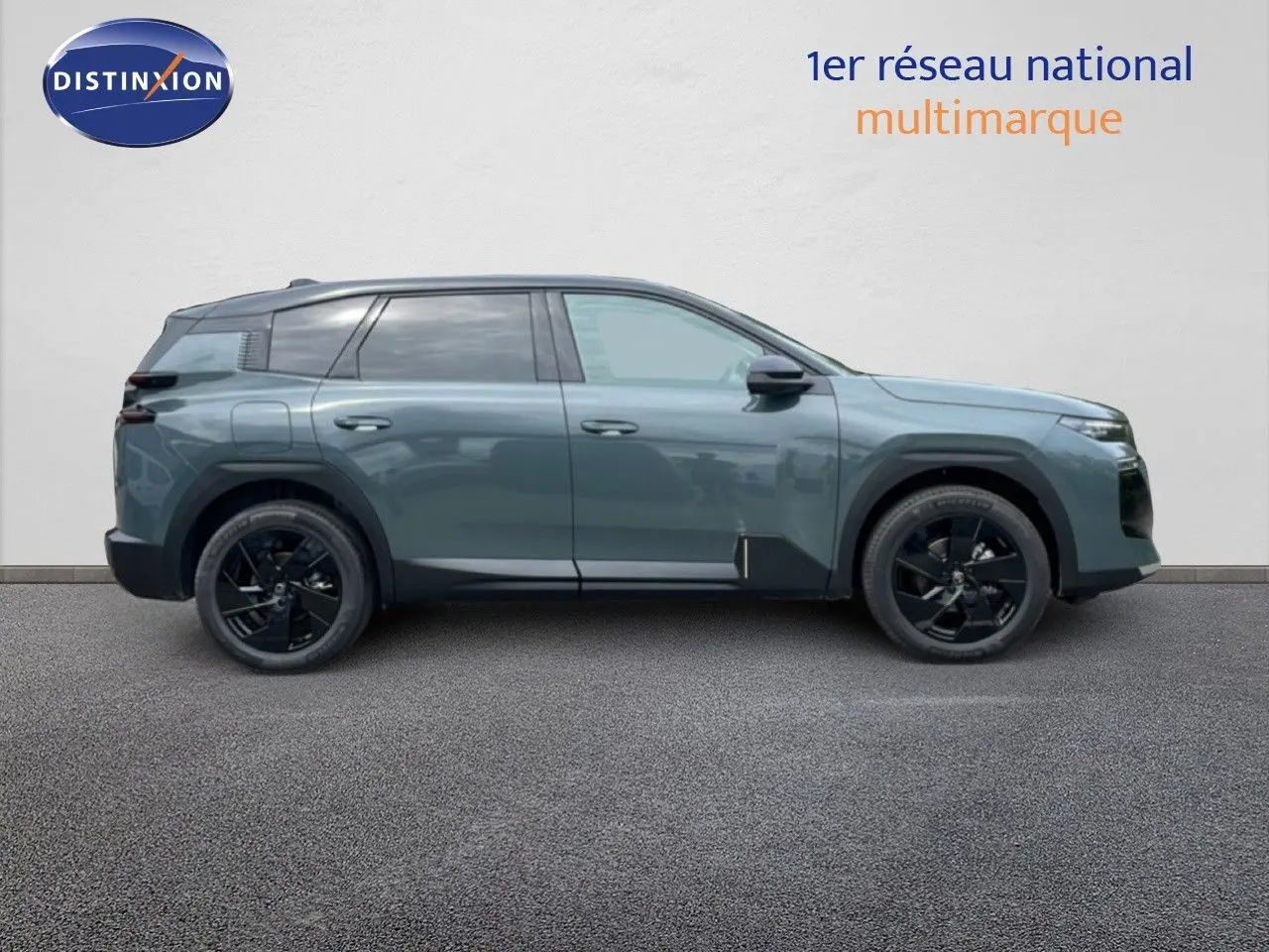 Profil latéral droit d’un Citroën C5 Aircross 2026 vert Astoria métallisé avec jantes noires et vitres teintées.