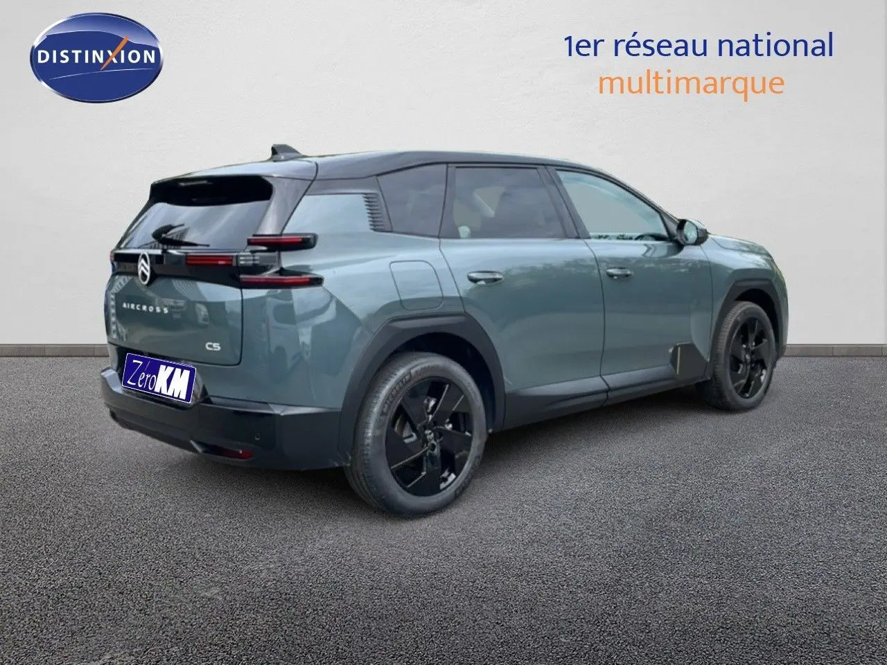 Vue 3/4 arrière droite du Citroën C5 Aircross vert Astoria métal avec jantes noires et toit noir contrasté.