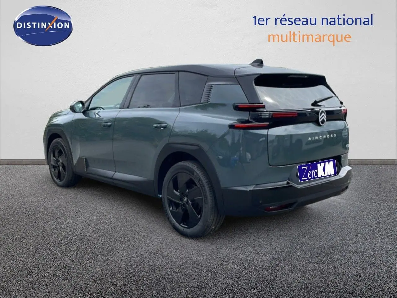 Vue 3/4 arrière droite du Citroën C5 Aircross vert Astoria métallisé avec jantes noires et feux arrière LED horizontaux.