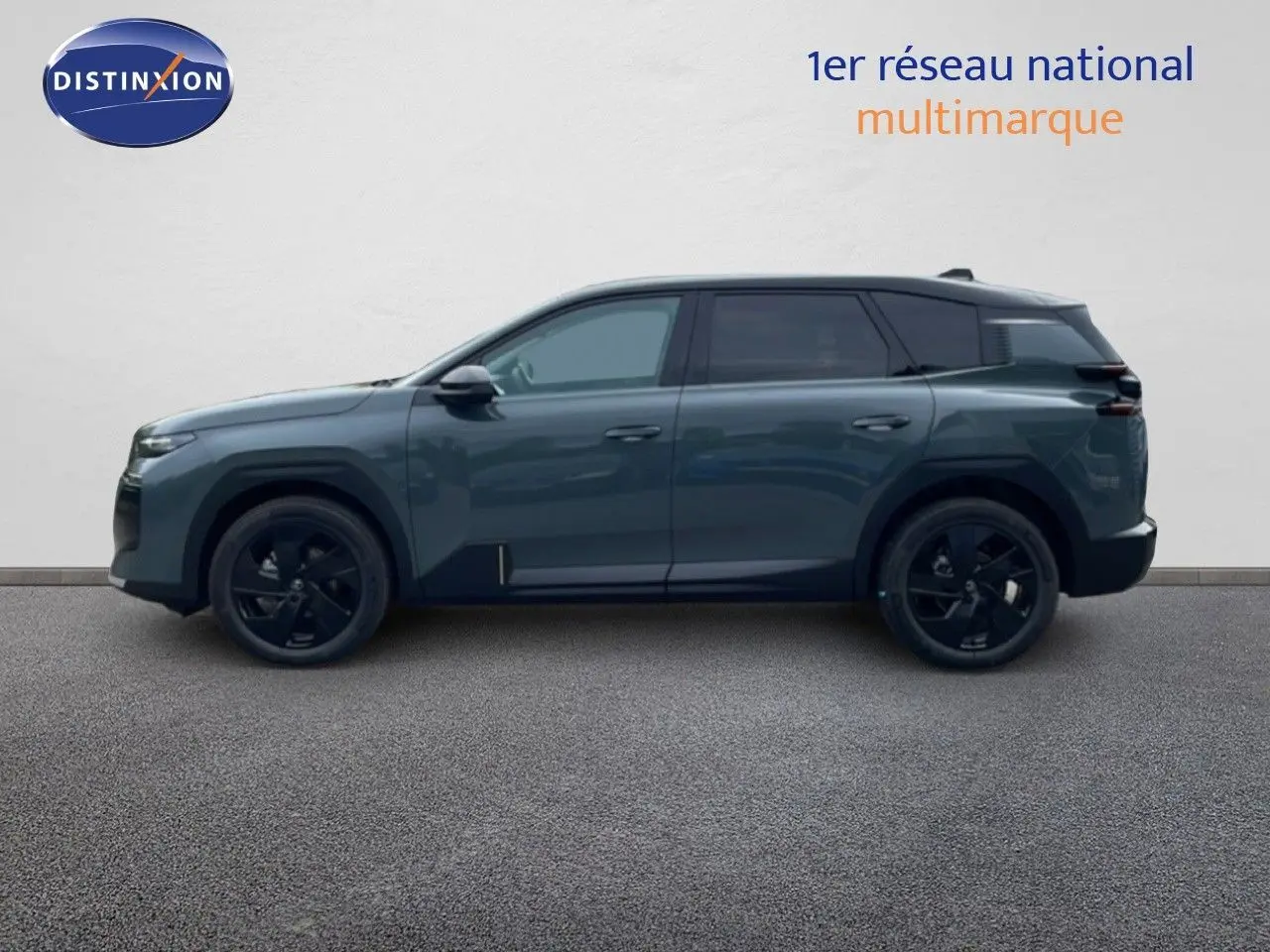 Profil droit d’un Citroën C5 Aircross 2026 vert Astoria métallisé avec jantes noires et toit noir contrasté.