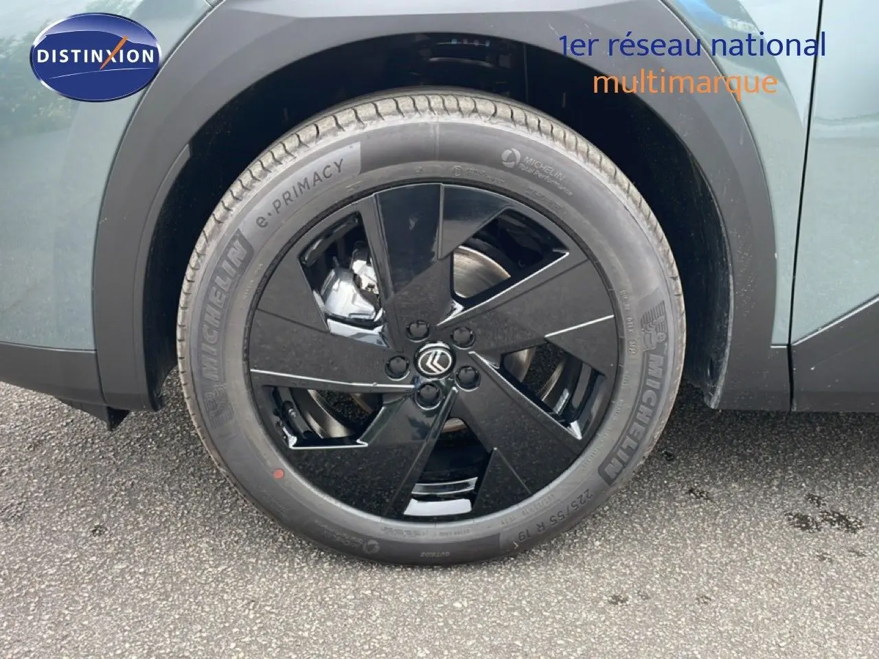 Gros plan sur la roue avant droite du Citroën C5 Aircross vert Astoria Metal avec jante noire brillante.