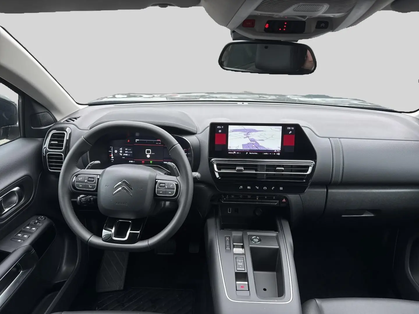 Vue intérieure avant du tableau de bord du Citroën C5 Aircross 2025, avec écran tactile et volant multifonction noir.