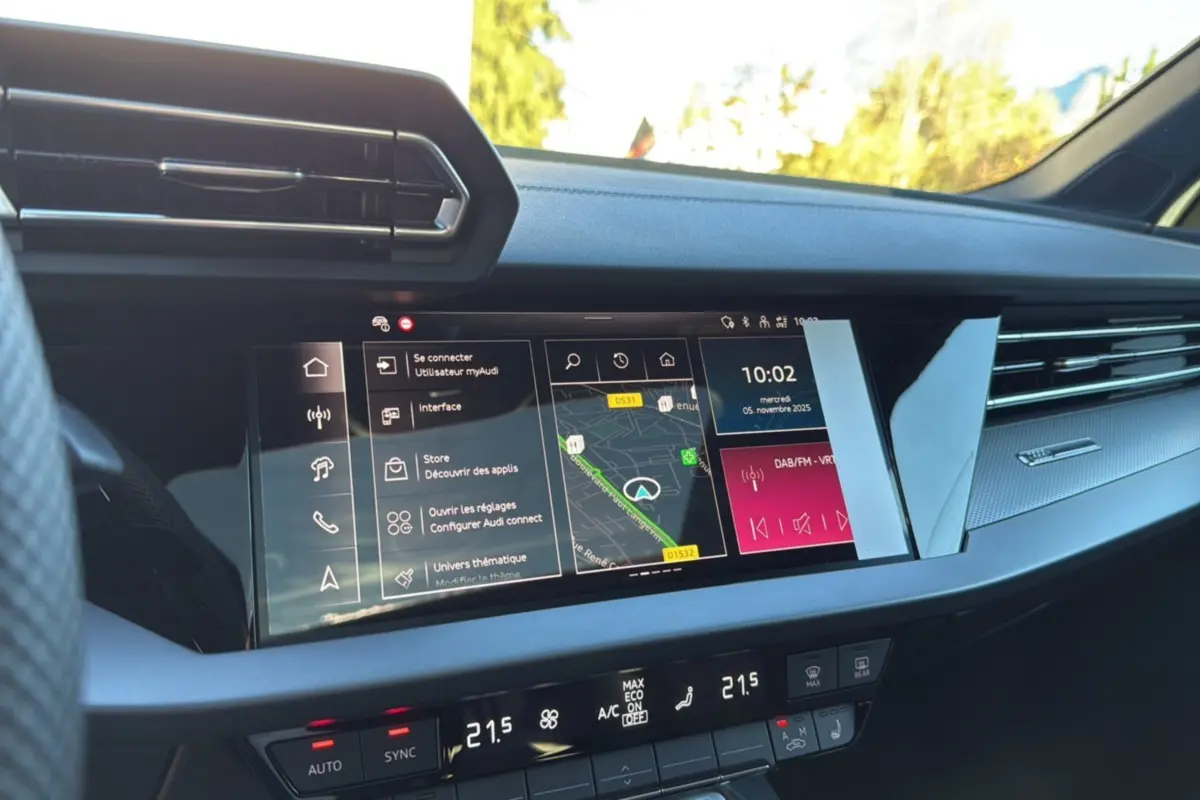Tableau de bord de l'Audi A3 TFSI 150 Hybrid S-Line 2025, écran tactile avec navigation et climatisation digitale.