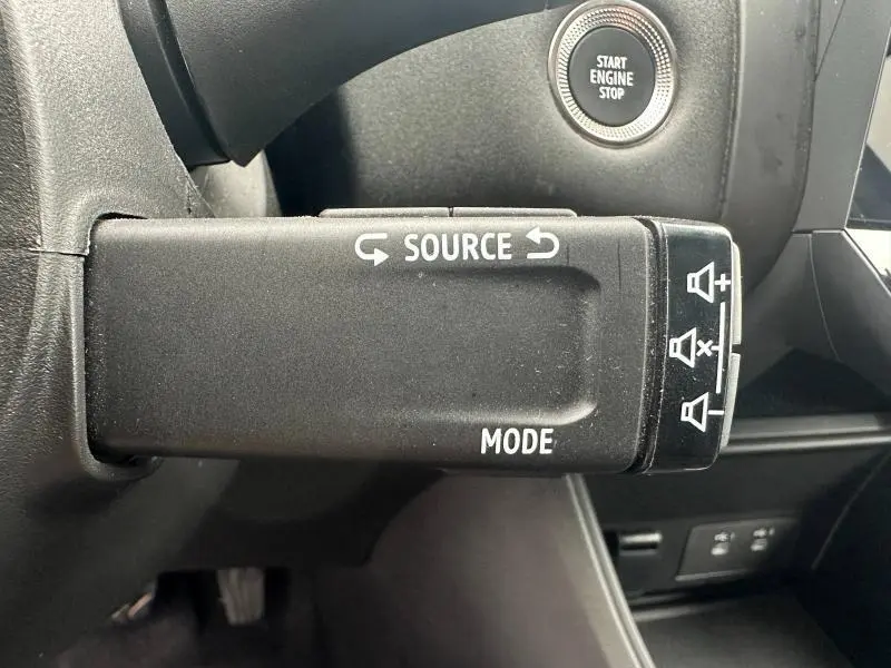 Gros plan sur la commande multifonction noire à gauche du volant du Renault Captur 2025, avec bouton Start Engine Stop visible.