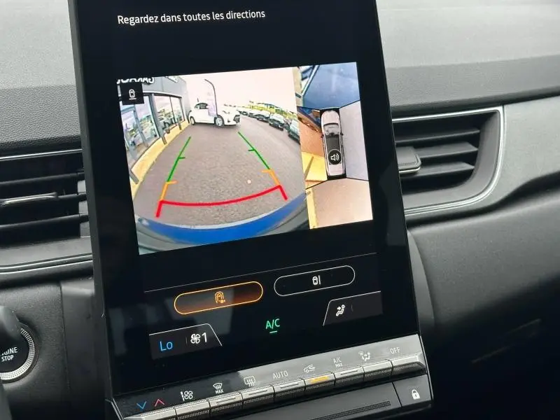 Écran tactile intérieur montrant la caméra de recul et vue 360° du Renault Captur bleu Iron/Noir Etoilé, angle avant droit.