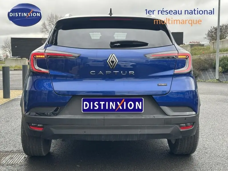 Vue arrière d'un Renault Captur 1.6 E-Tech full hybrid 2025 en bleu Iron avec toit noir et feux LED distinctifs.
