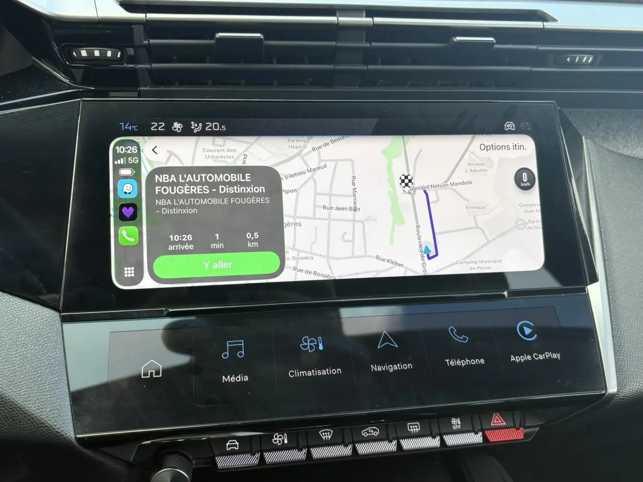 Écran tactile central 10 pouces de Peugeot 308 2024 affichant navigation et Apple CarPlay, vue intérieure frontale.