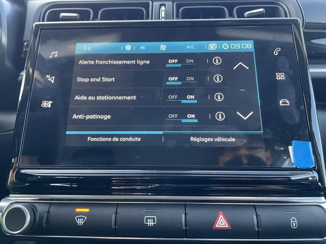 Écran tactile central de la Citroën C3 blanc banquise 2024 affichant les réglages d'aide à la conduite.