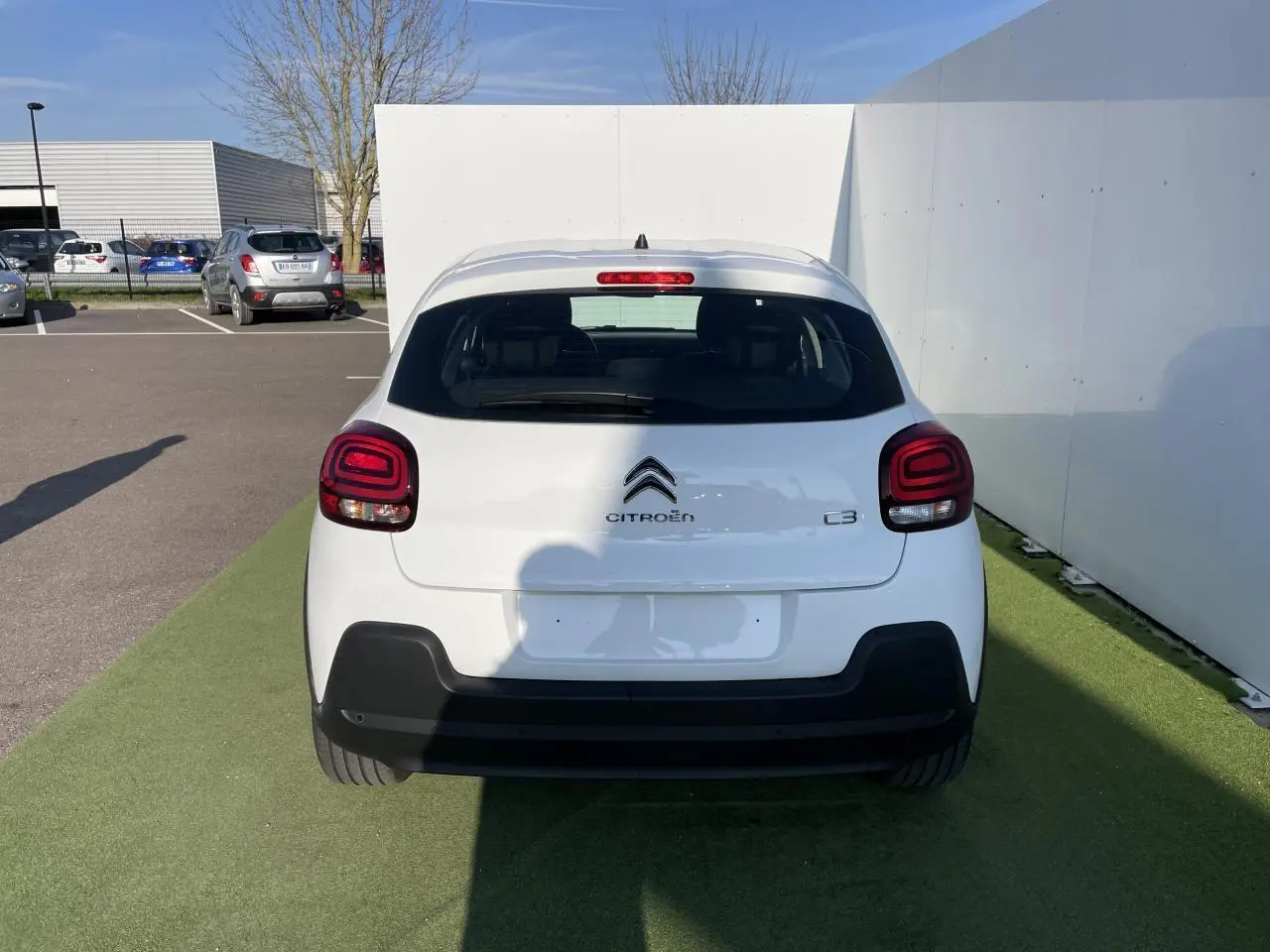 Vue arrière d'une Citroën C3 blanche Banquise 2024 avec feux arrière à effet 3D et pare-chocs noir mat.
