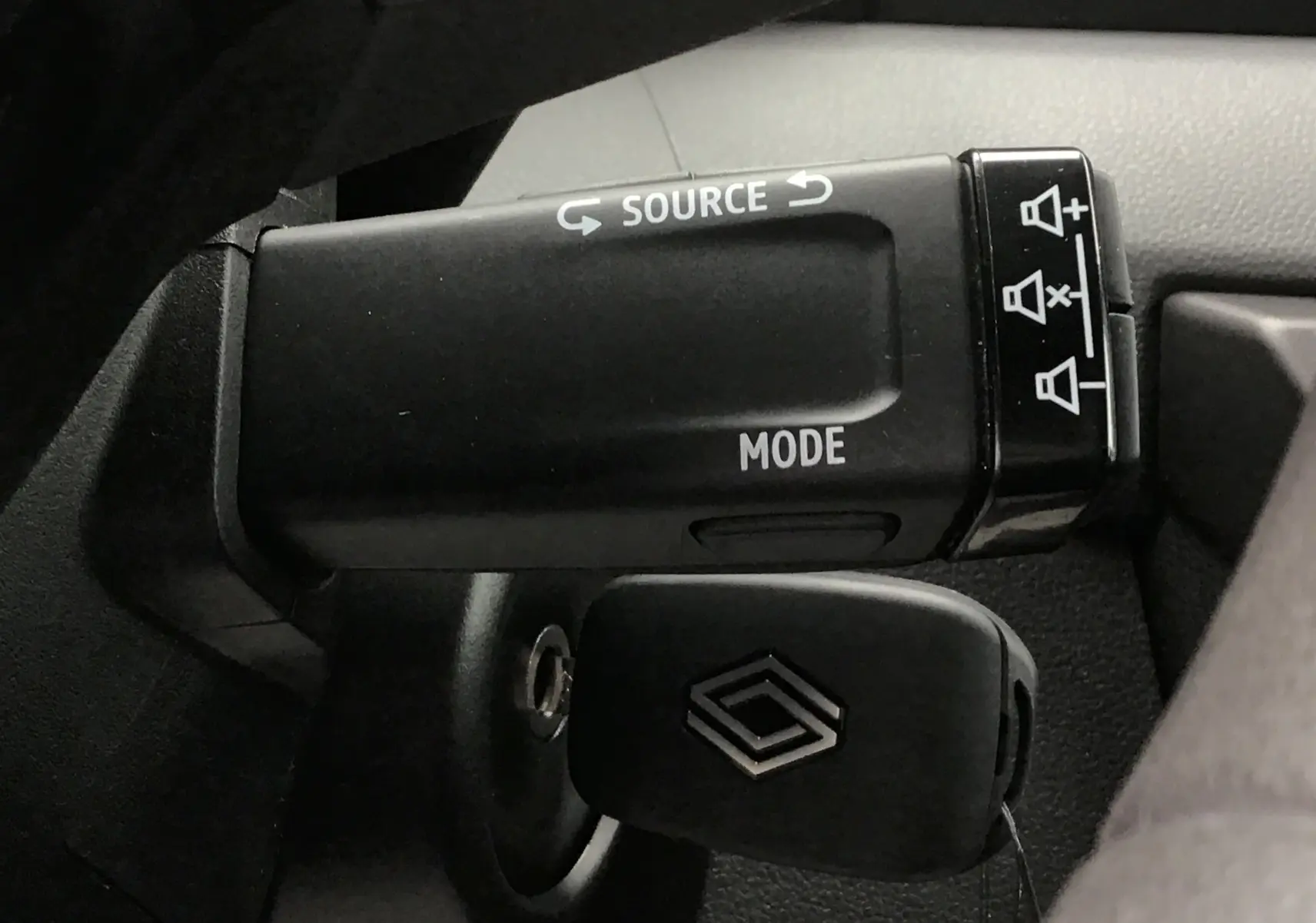 Gros plan sur la commande multimédia au volant et clé de contact du Renault Master blanc 2025, version Advance.