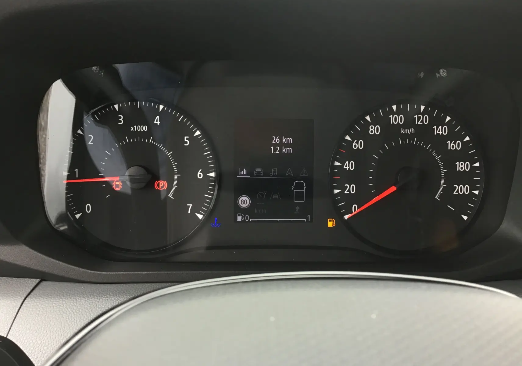 Tableau de bord du Renault Master 2025 avec compte-tours, compteur de vitesse et affichage digital central.