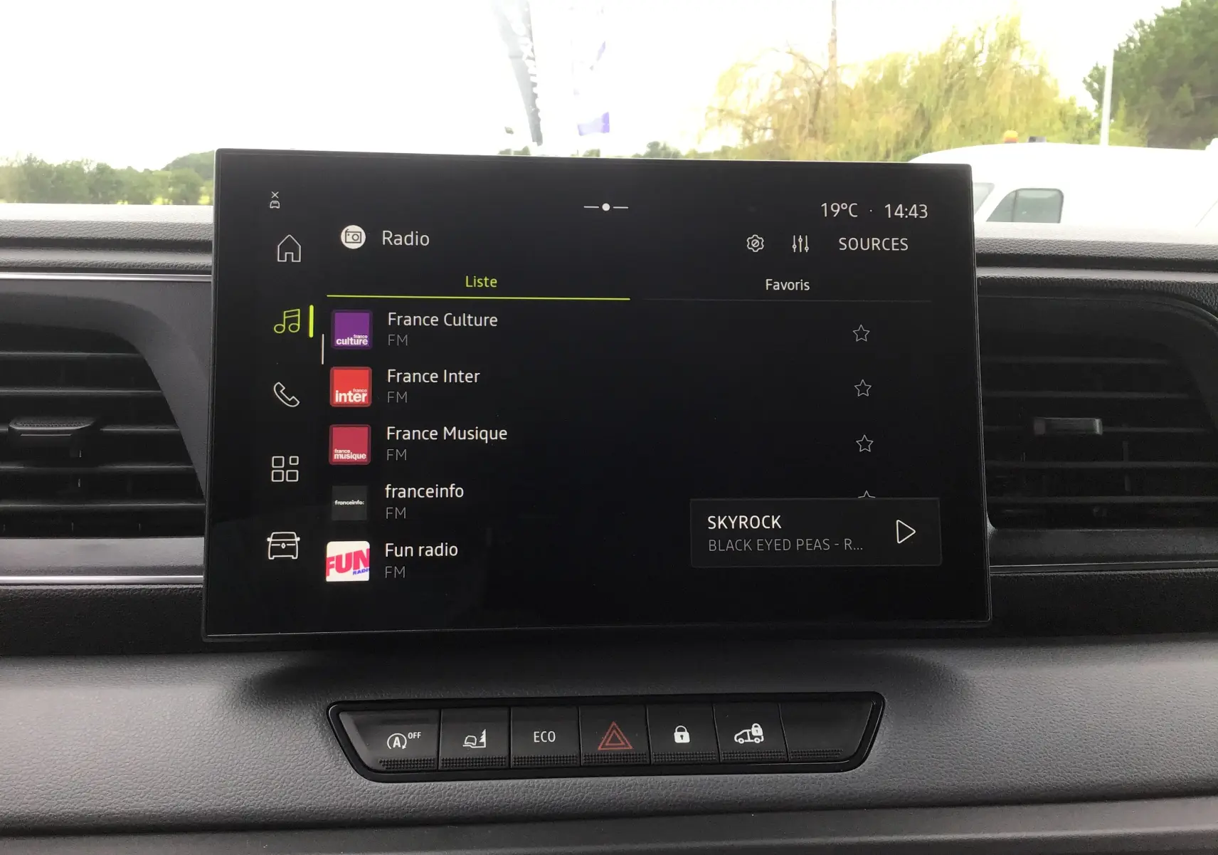 Écran tactile multimédia openR link 10'' du Renault Master blanc, affichant la liste des radios FM en intérieur cabine.