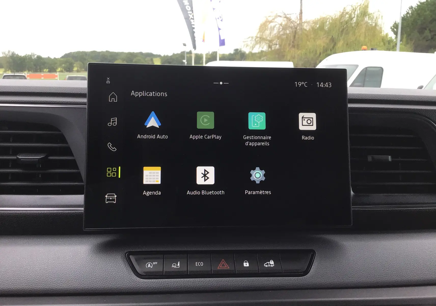 Écran tactile central du Renault Master 2025 affichant les applications Android Auto, Apple CarPlay et Bluetooth, tableau de bord noir.
